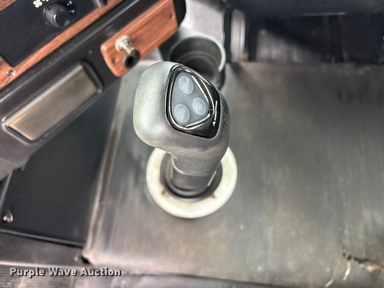 image for item EG9006 2000 Freightliner FLD120 semi truck