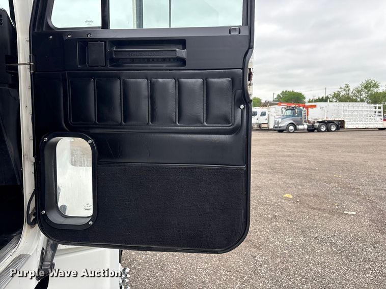 image for item EG9006 2000 Freightliner FLD120 semi truck