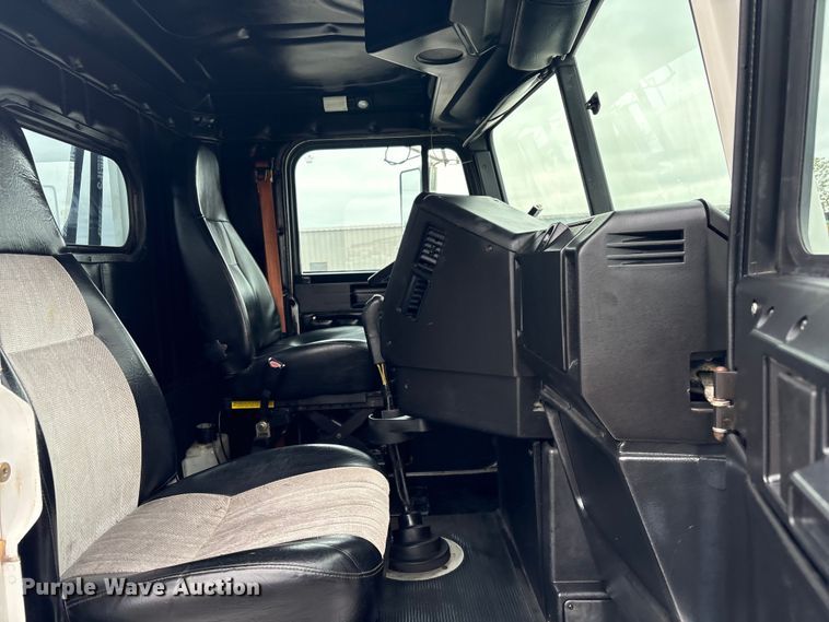 image for item EG9006 2000 Freightliner FLD120 semi truck
