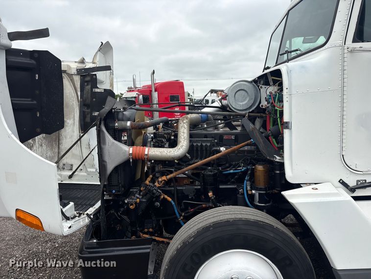 image for item EG9006 2000 Freightliner FLD120 semi truck
