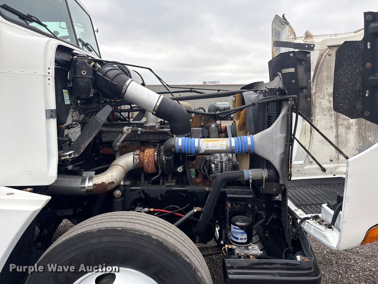 image for item EG9006 2000 Freightliner FLD120 semi truck