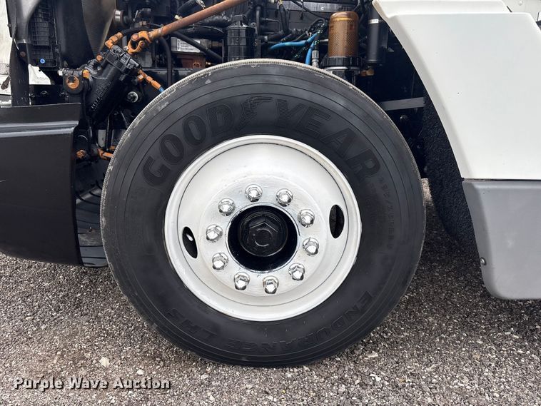 image for item EG9006 2000 Freightliner FLD120 semi truck