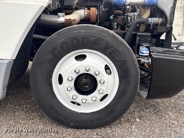 image for item EG9006 2000 Freightliner FLD120 semi truck