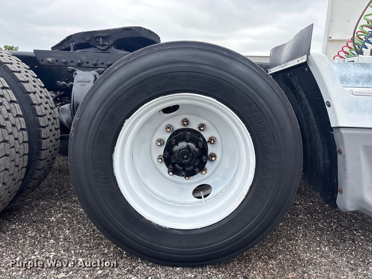 image for item EG9006 2000 Freightliner FLD120 semi truck