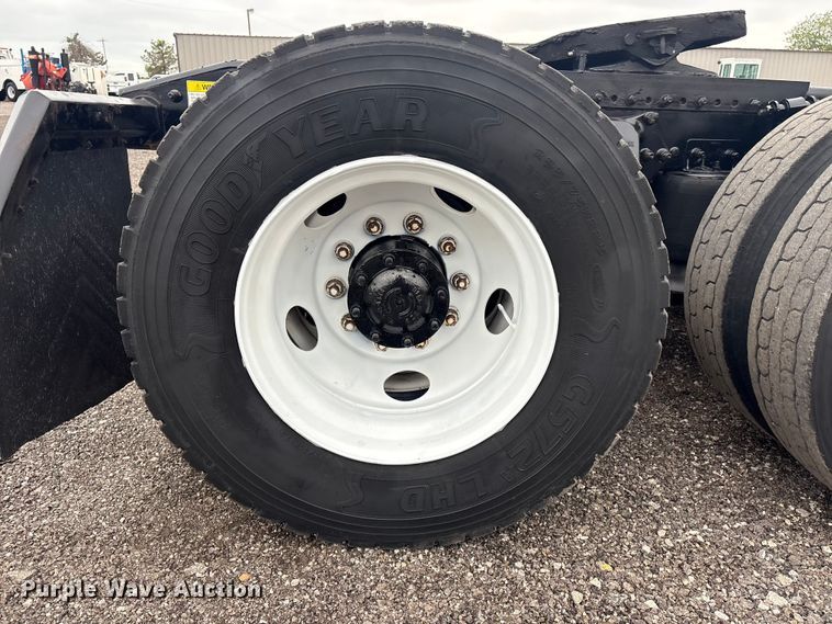 image for item EG9006 2000 Freightliner FLD120 semi truck