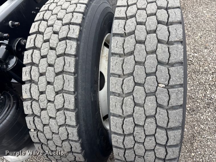 image for item EG9006 2000 Freightliner FLD120 semi truck
