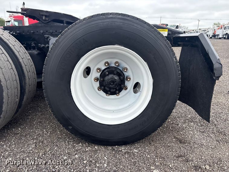image for item EG9006 2000 Freightliner FLD120 semi truck
