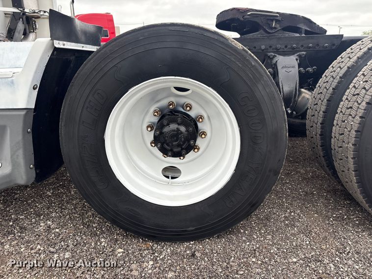 image for item EG9006 2000 Freightliner FLD120 semi truck