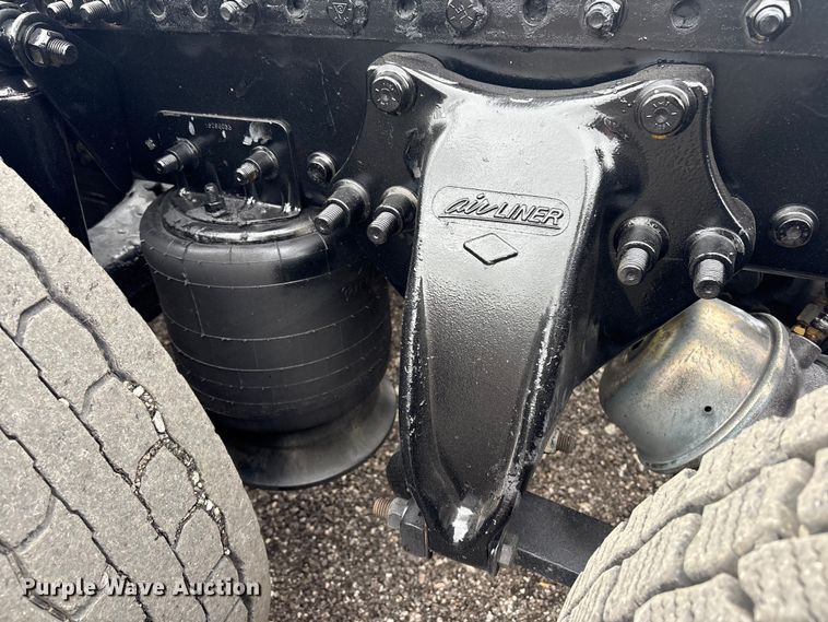image for item EG9006 2000 Freightliner FLD120 semi truck