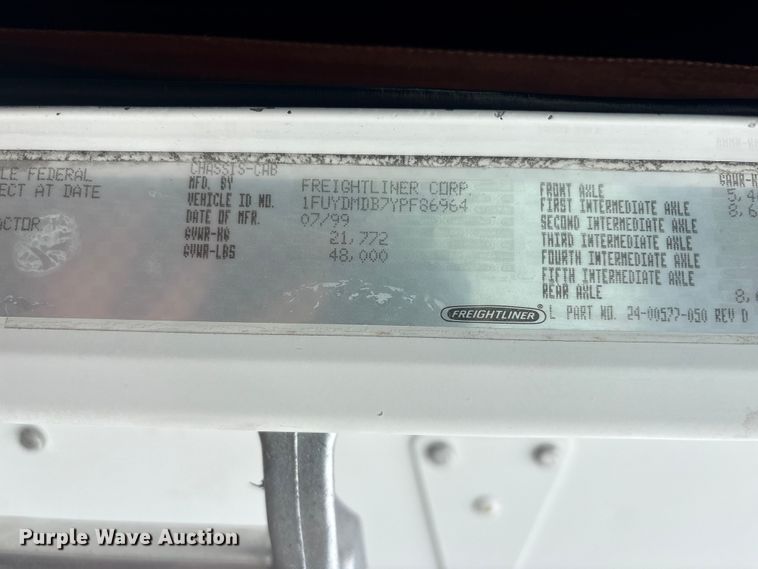 image for item EG9006 2000 Freightliner FLD120 semi truck