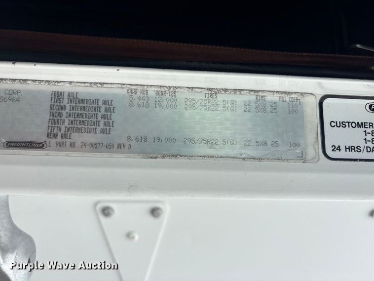 image for item EG9006 2000 Freightliner FLD120 semi truck