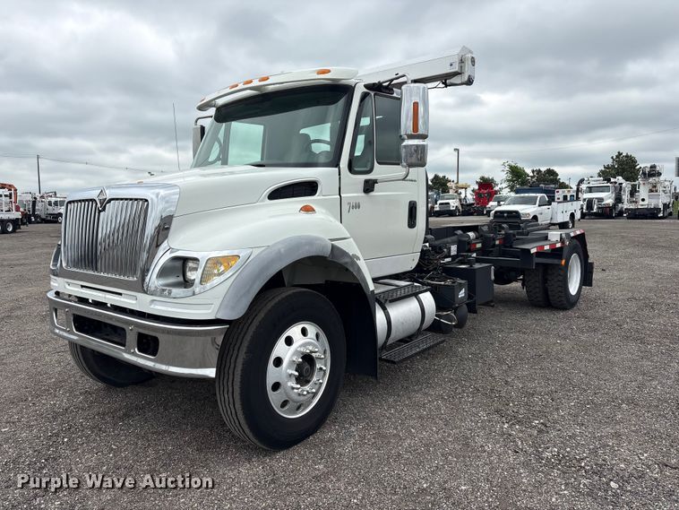 image for item EG9010 2007 International 7600 hook lift truck