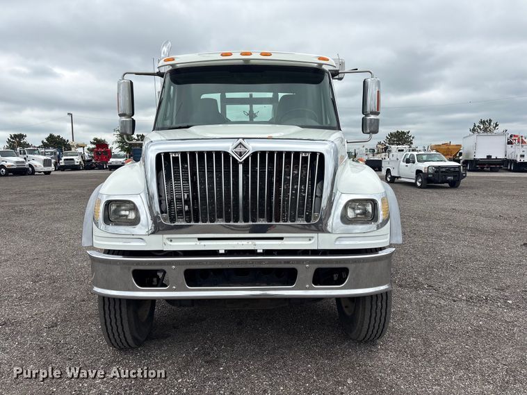 image for item EG9010 2007 International 7600 hook lift truck
