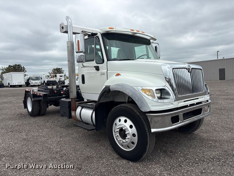 image for item EG9010 2007 International 7600 hook lift truck