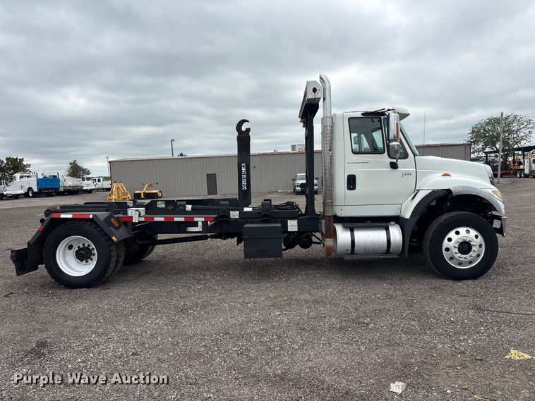 image for item EG9010 2007 International 7600 hook lift truck