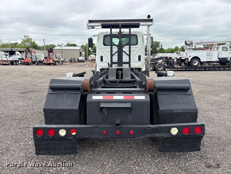 image for item EG9010 2007 International 7600 hook lift truck