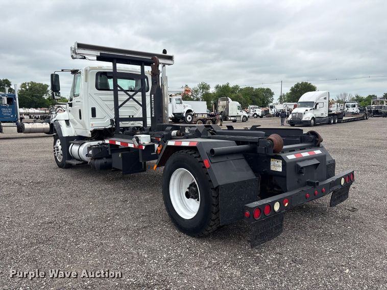 image for item EG9010 2007 International 7600 hook lift truck
