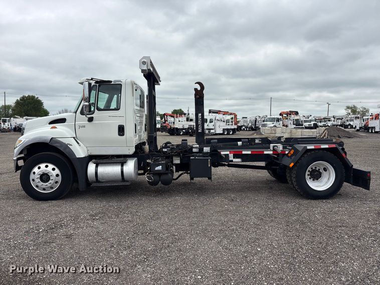 image for item EG9010 2007 International 7600 hook lift truck