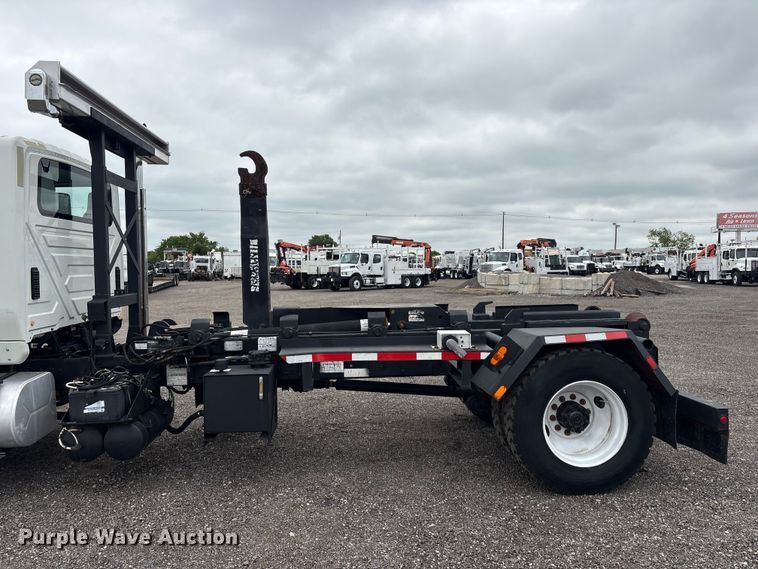 image for item EG9010 2007 International 7600 hook lift truck