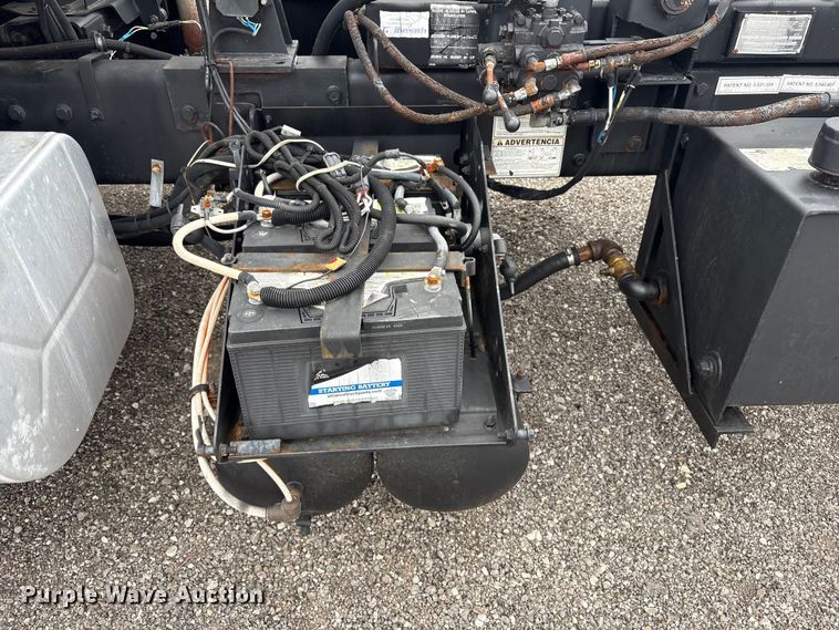 image for item EG9010 2007 International 7600 hook lift truck