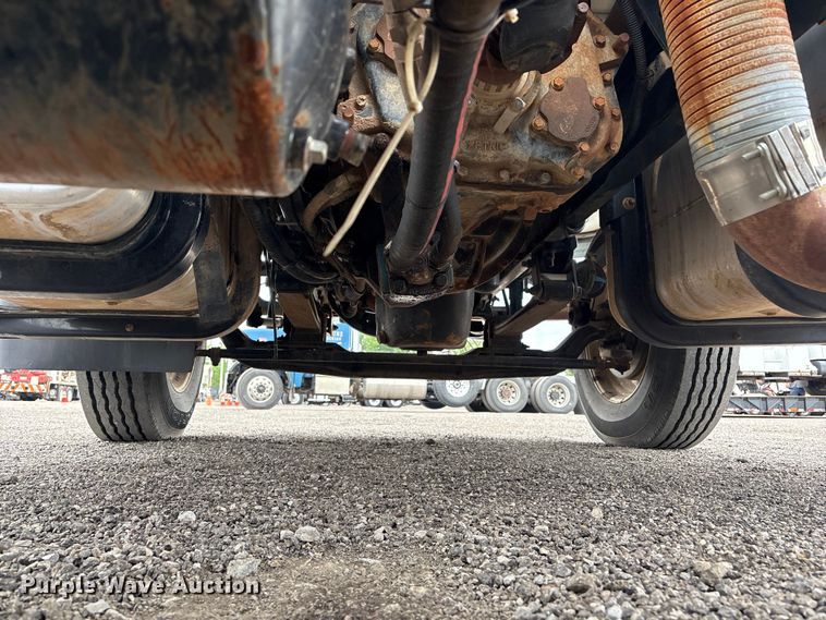 image for item EG9010 2007 International 7600 hook lift truck
