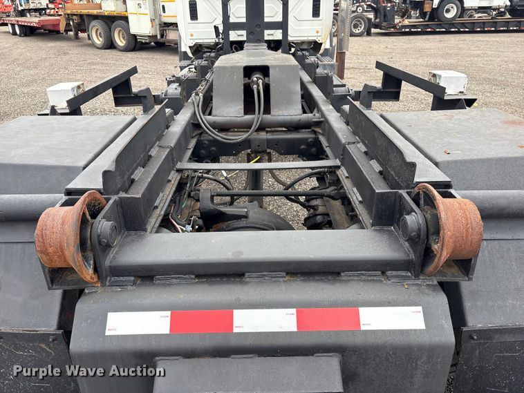 image for item EG9010 2007 International 7600 hook lift truck