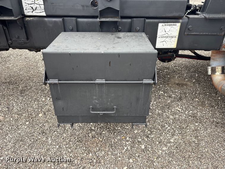 image for item EG9010 2007 International 7600 hook lift truck