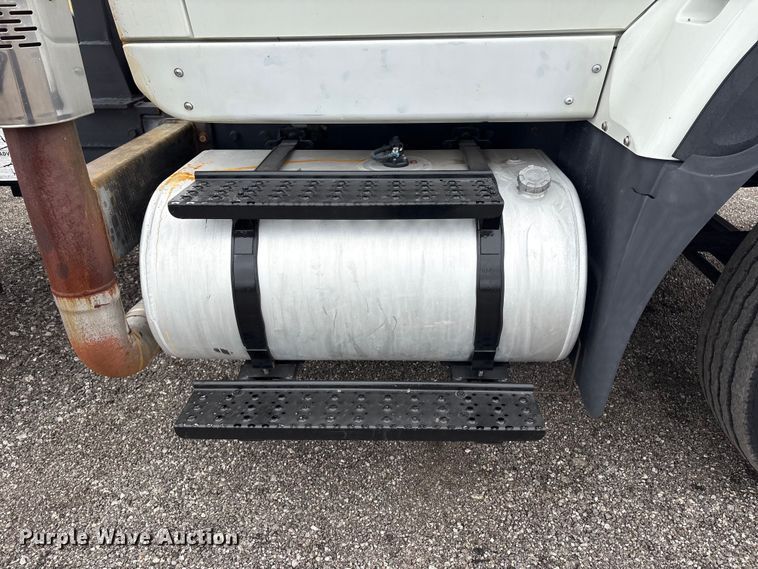image for item EG9010 2007 International 7600 hook lift truck
