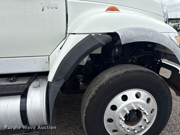image for item EG9010 2007 International 7600 hook lift truck