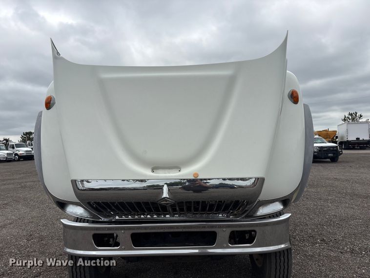 image for item EG9010 2007 International 7600 hook lift truck