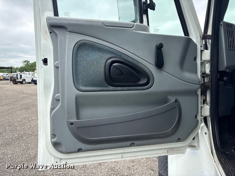 image for item EG9010 2007 International 7600 hook lift truck