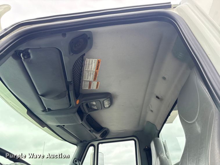 image for item EG9010 2007 International 7600 hook lift truck