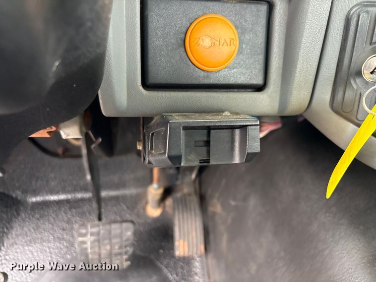 image for item EG9010 2007 International 7600 hook lift truck