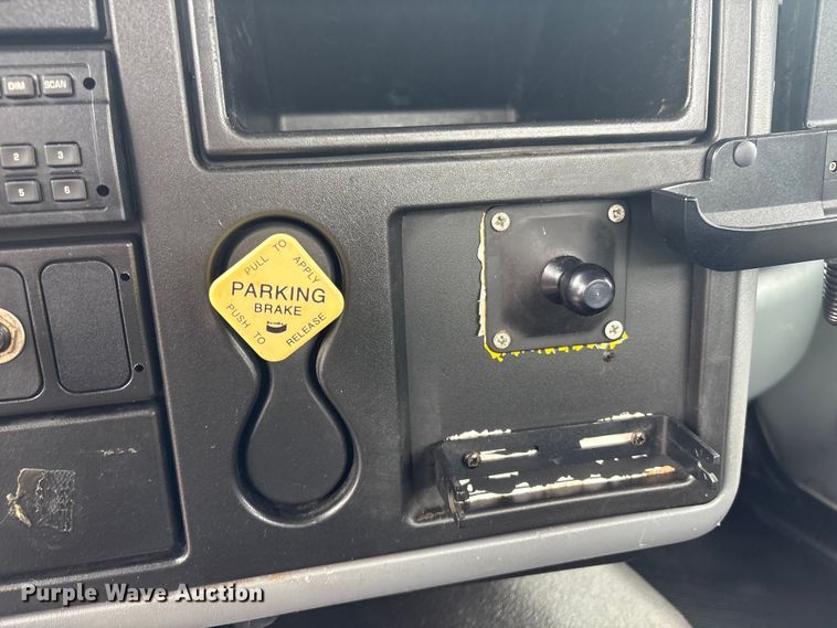 image for item EG9010 2007 International 7600 hook lift truck