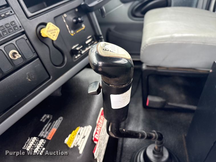 image for item EG9010 2007 International 7600 hook lift truck