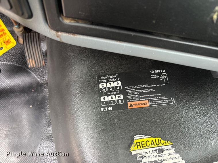 image for item EG9010 2007 International 7600 hook lift truck