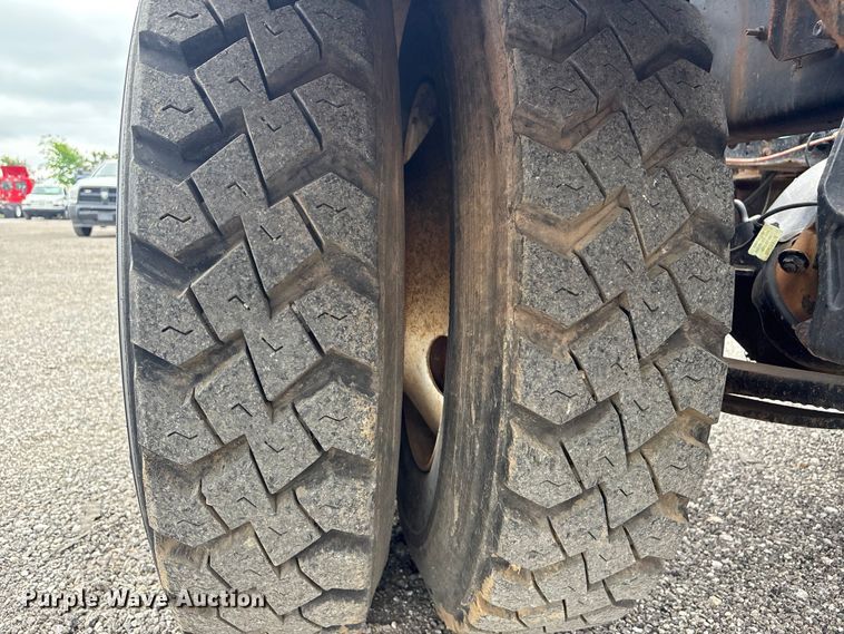 image for item EG9010 2007 International 7600 hook lift truck