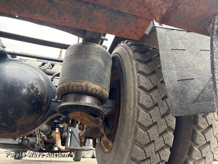 image for item EG9010 2007 International 7600 hook lift truck