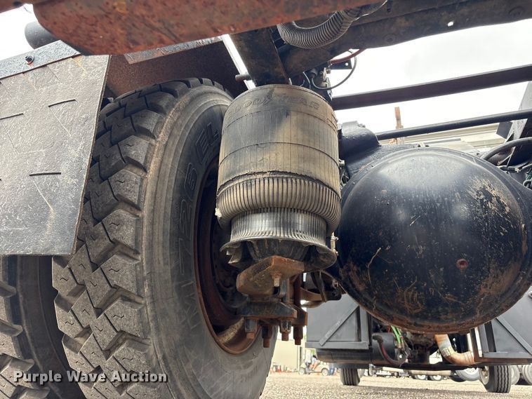 image for item EG9010 2007 International 7600 hook lift truck