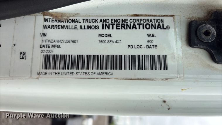image for item EG9010 2007 International 7600 hook lift truck