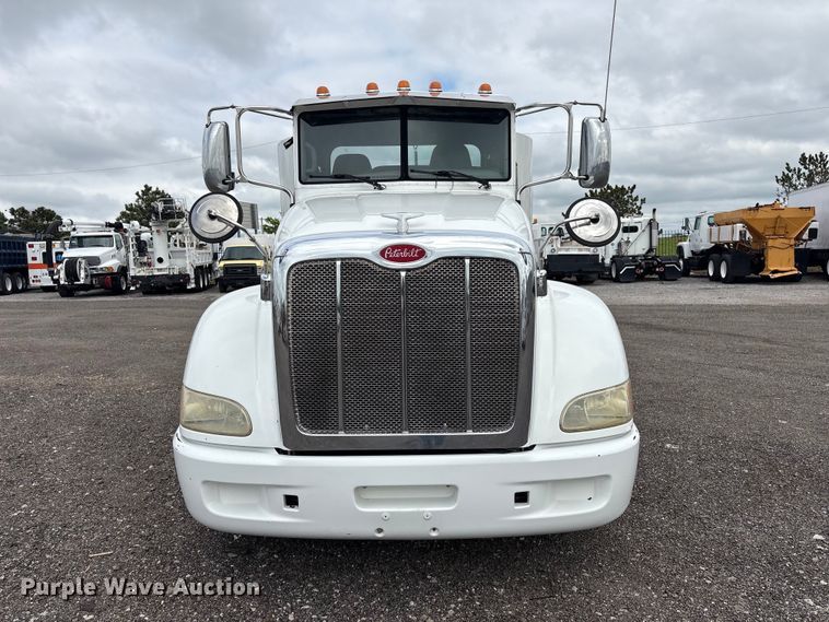 image for item EG9013 2013 Peterbilt 386 semi truck