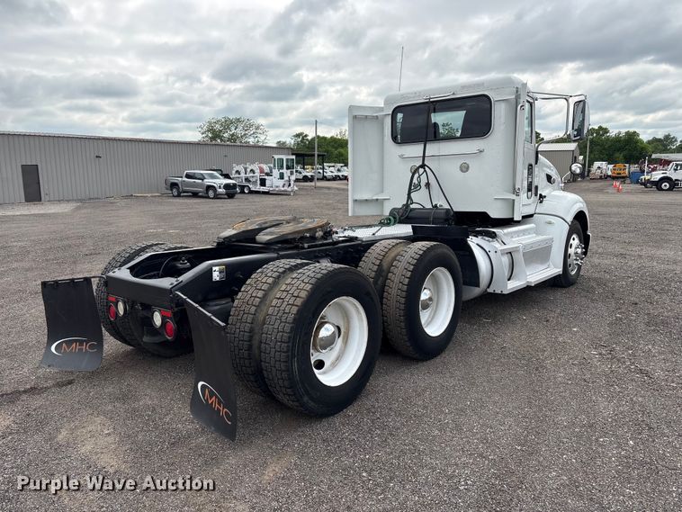 image for item EG9013 2013 Peterbilt 386 semi truck