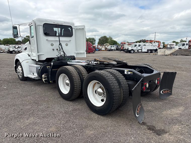 image for item EG9013 2013 Peterbilt 386 semi truck