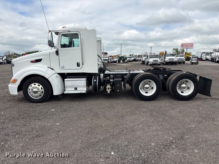 image for item EG9013 2013 Peterbilt 386 semi truck