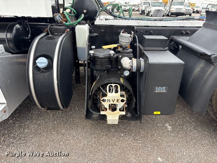 image for item EG9013 2013 Peterbilt 386 semi truck