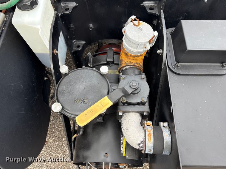 image for item EG9013 2013 Peterbilt 386 semi truck