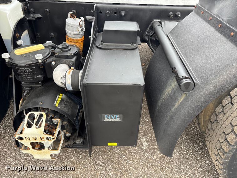image for item EG9013 2013 Peterbilt 386 semi truck