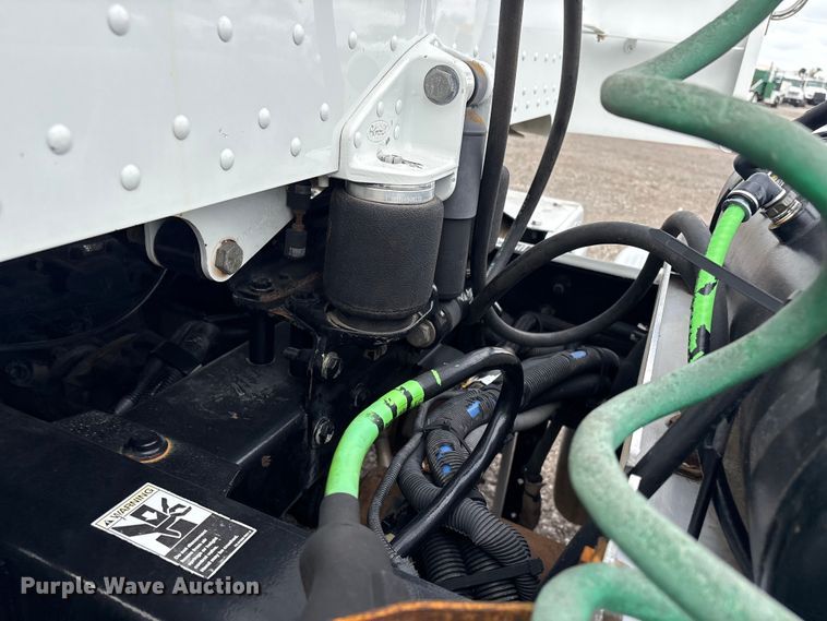image for item EG9013 2013 Peterbilt 386 semi truck