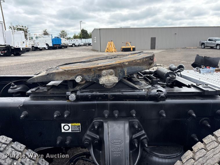 image for item EG9013 2013 Peterbilt 386 semi truck