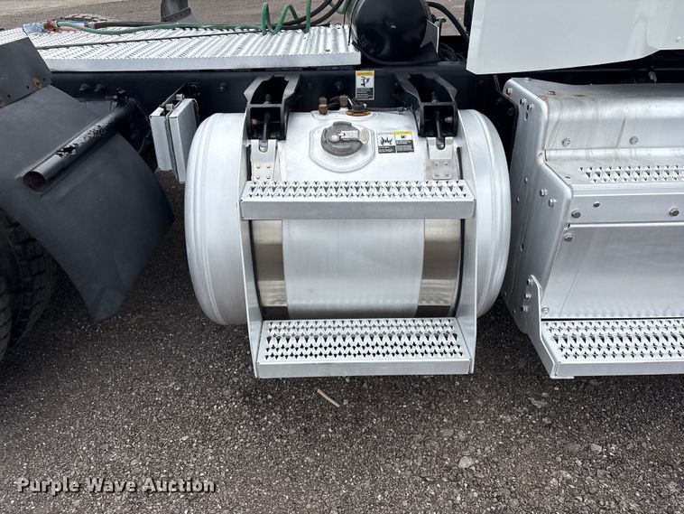 image for item EG9013 2013 Peterbilt 386 semi truck